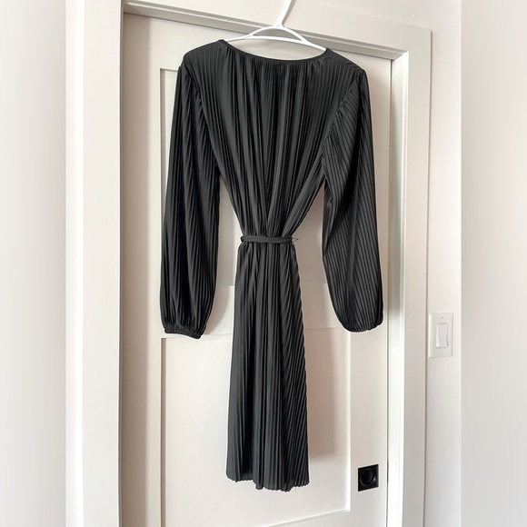 H&M Ribbed Green Dress with Tie Waist - Picture 2 of 4